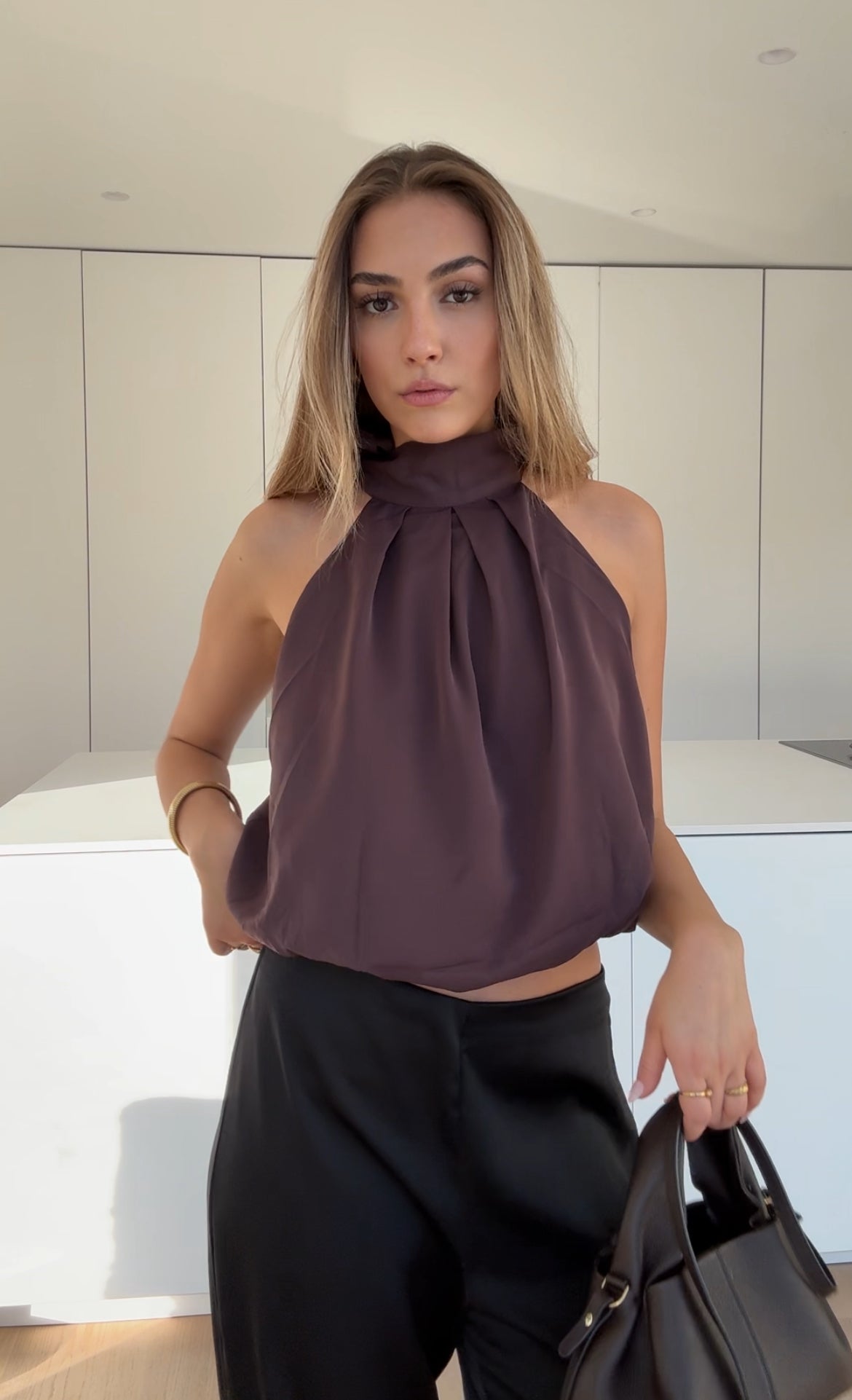 Top de satén con lazo chocolate