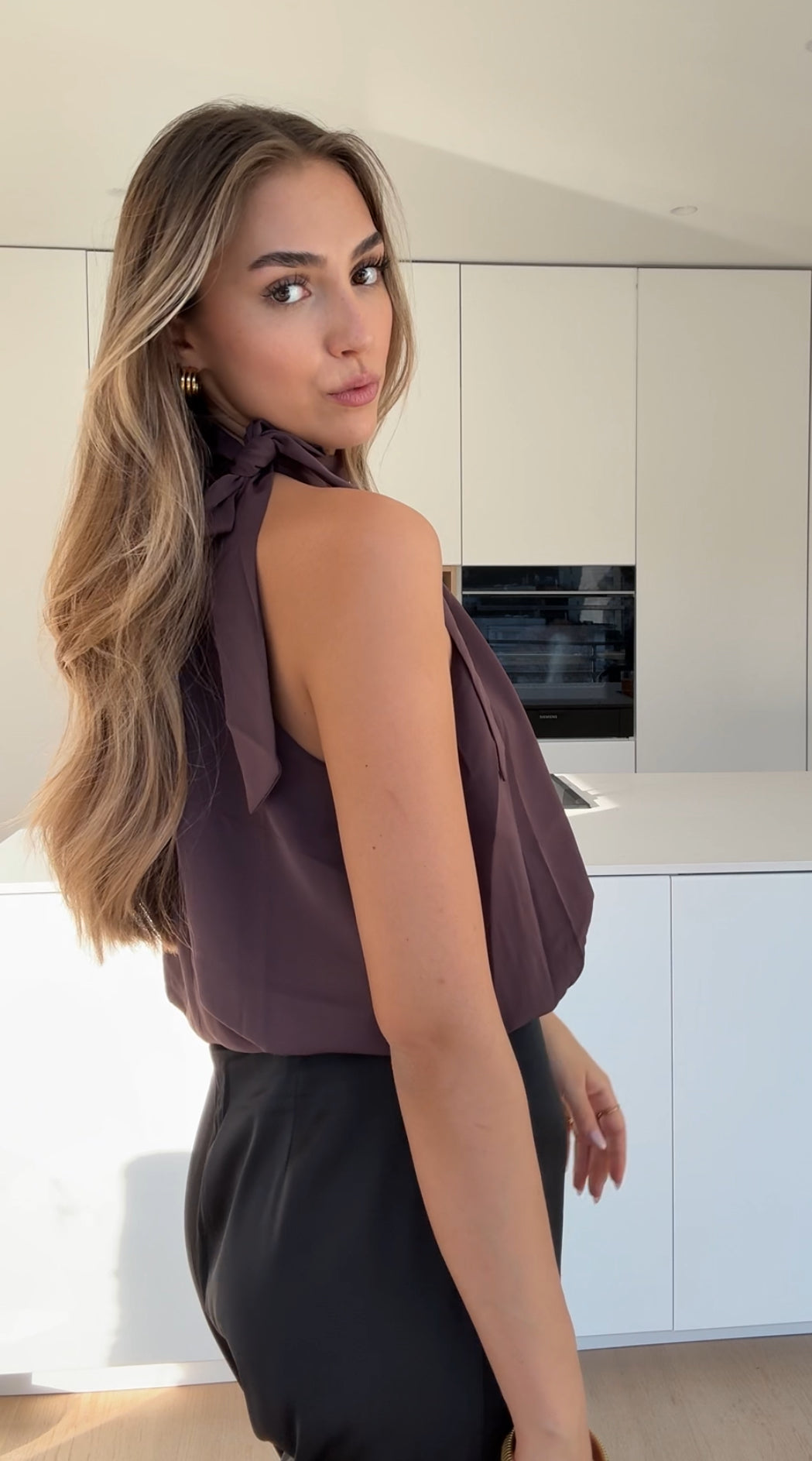 Top de satén con lazo chocolate