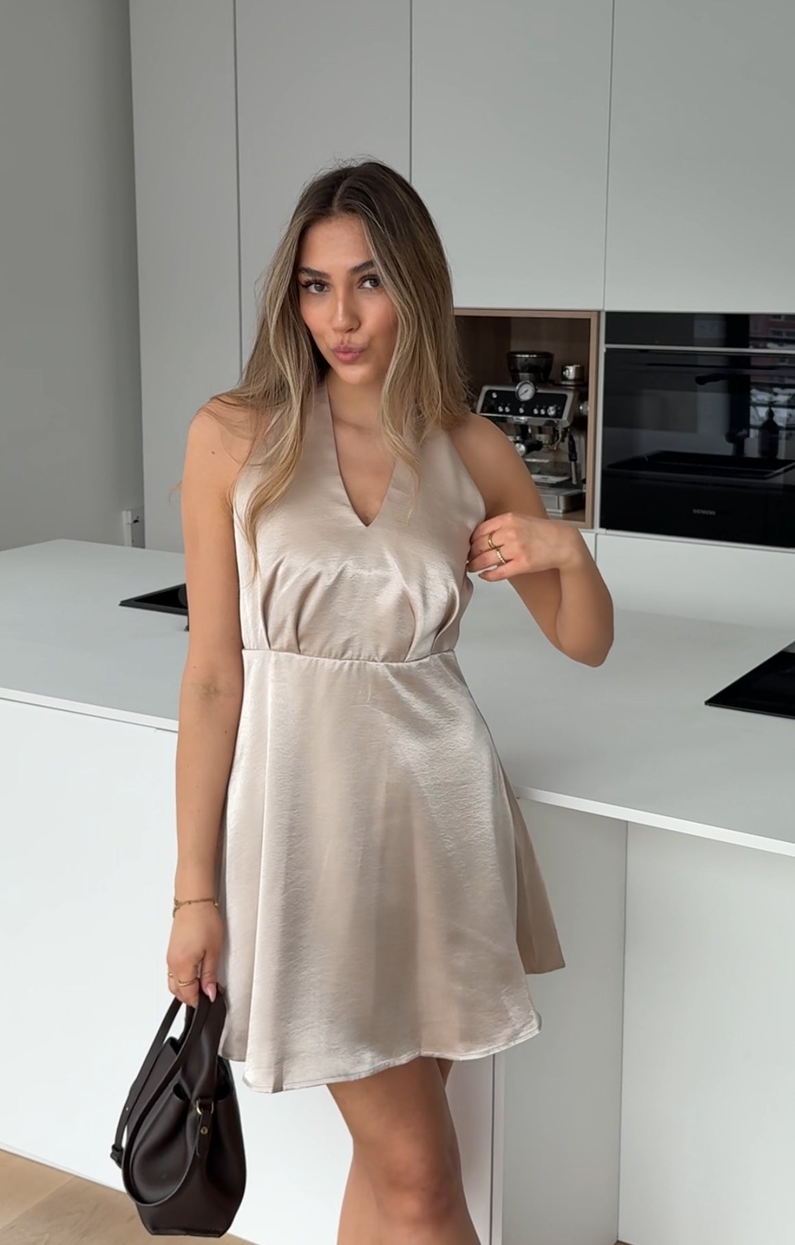 Vestido corto de satén Champagne